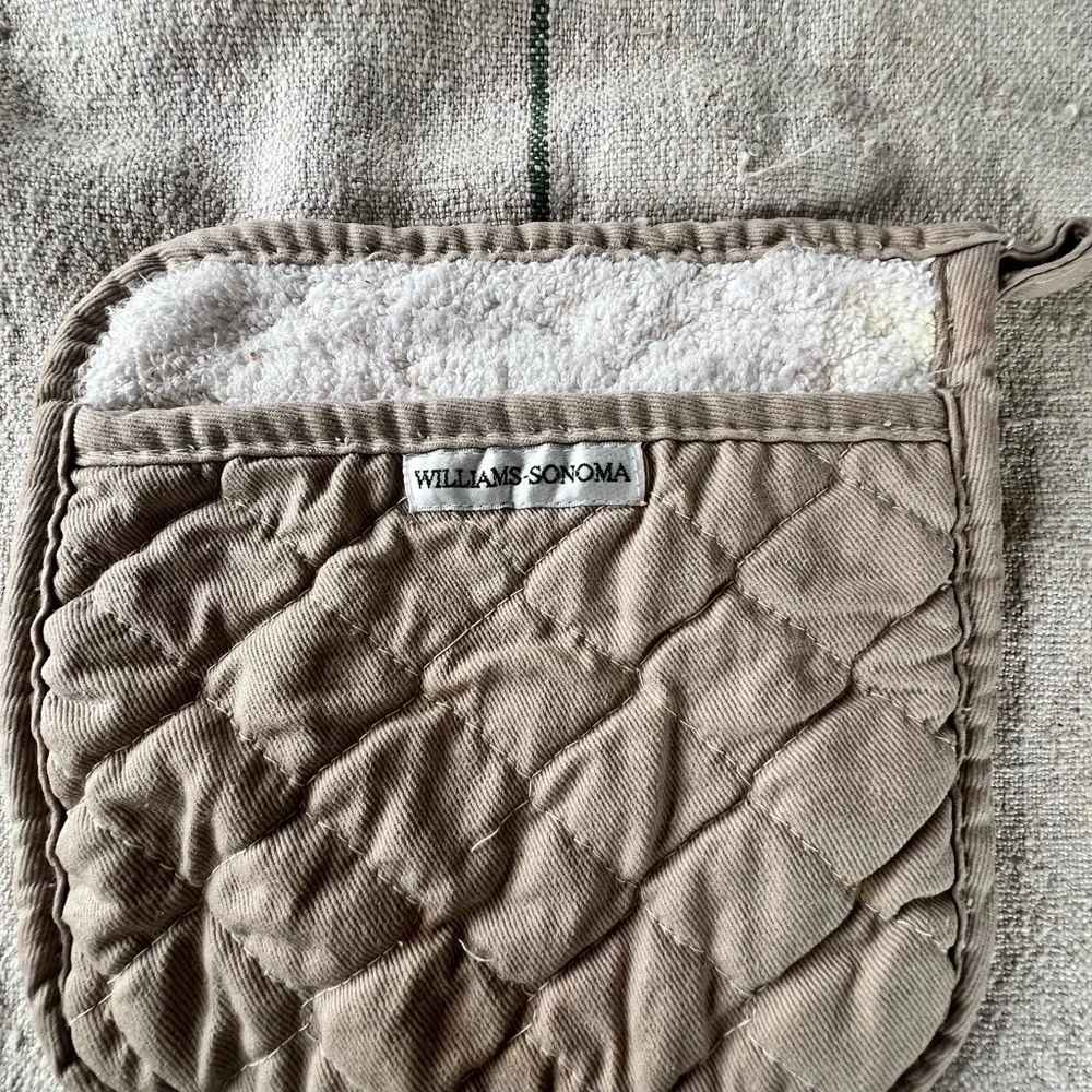 Williams Sonoma Quilted Tan Kitchen Set​